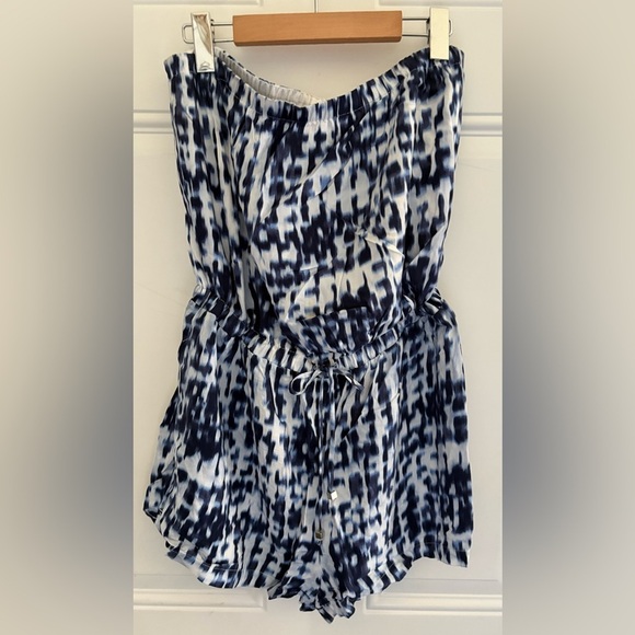 le chateau Pants - Le Chateau Blue and White Patterned Romper
